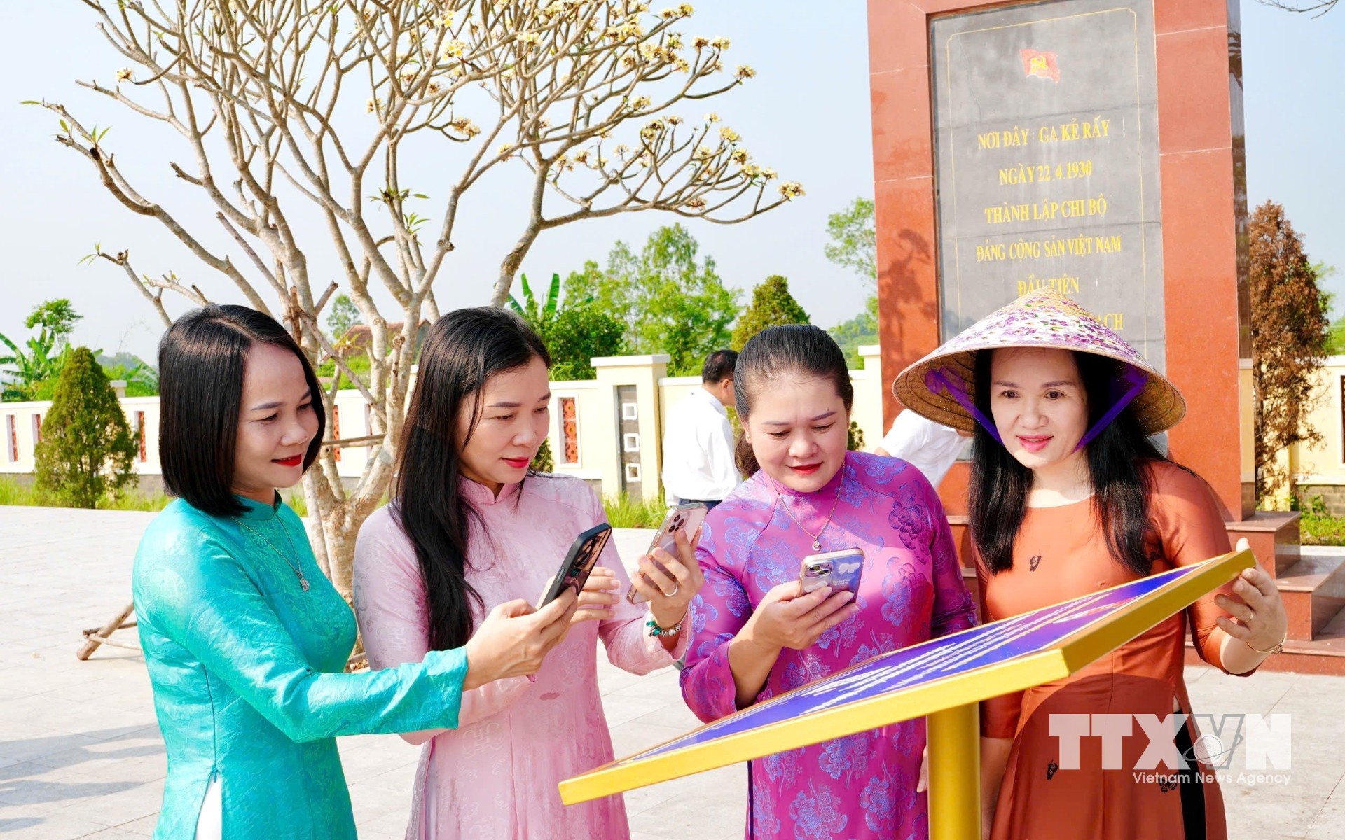 Công trình thanh niên số hóa di tích lịch sử cách mạng cấp quốc gia Ga Bố Trạch giúp người dân, du khách và thế hệ trẻ hiểu sâu hơn về giá trị lịch sử quê hương. (Ảnh: Võ Dung/TTXVN)